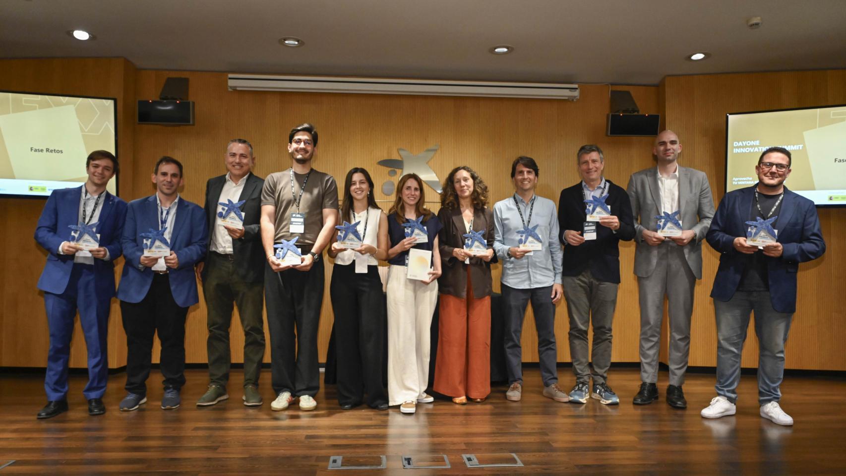 Foto de grupo de los ganadores de la última edición de los Premios EmprendeXXI.