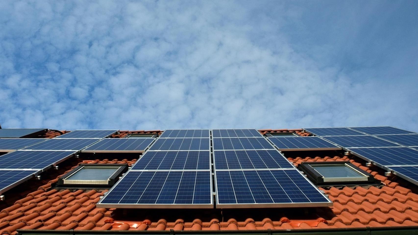 Placas solares instaladas en un tejado-EP