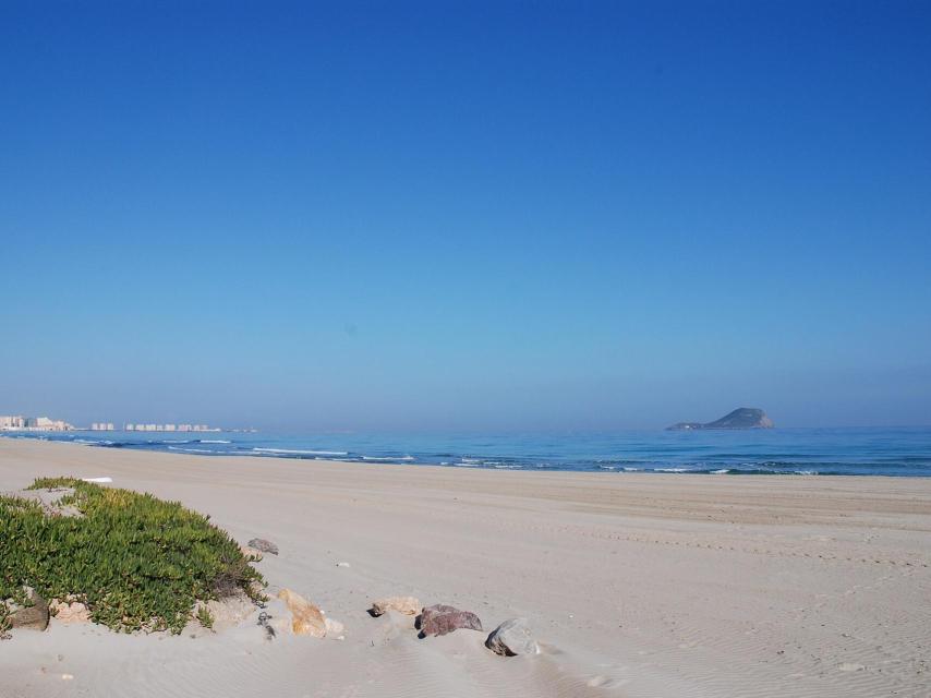 Playa de La Manga, con la Isla Grosa al fondo.