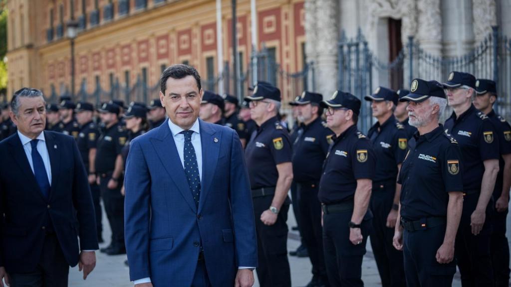 El presidente de la Junta en funciones, Juanma Moreno, pasa revista a los nuevos agentes de la Policía Autonómica. 
