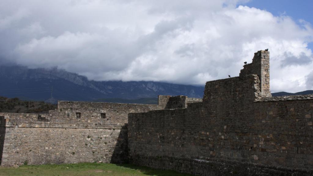 Los restos del castillo de Aínsa.