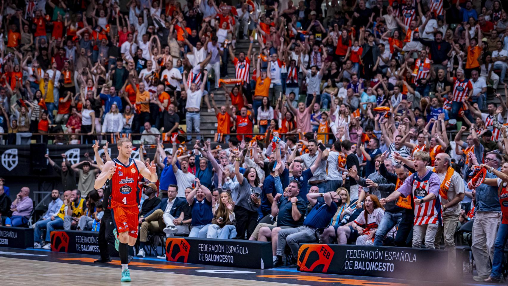 Afición del Basquet Coruña en el Coliseum en el partido ante Estudiantes.