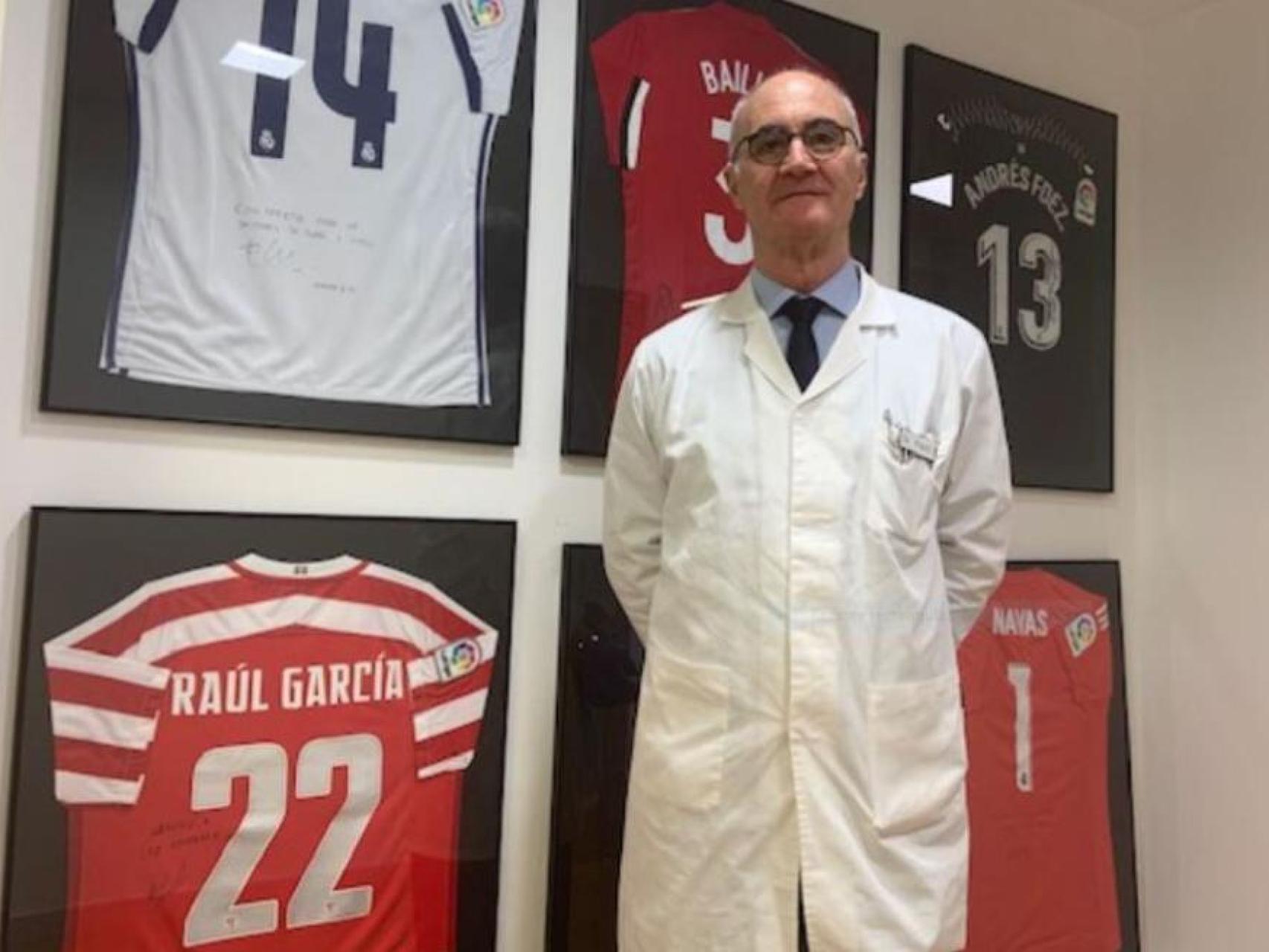 El doctor Ripoll en su Centro Médico de Excelencia FIFA, ubicado en Murcia. 