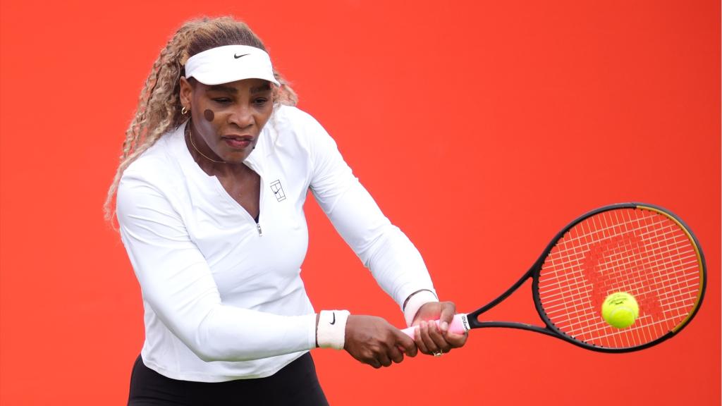 Serena Williams en acción sobre la pista.