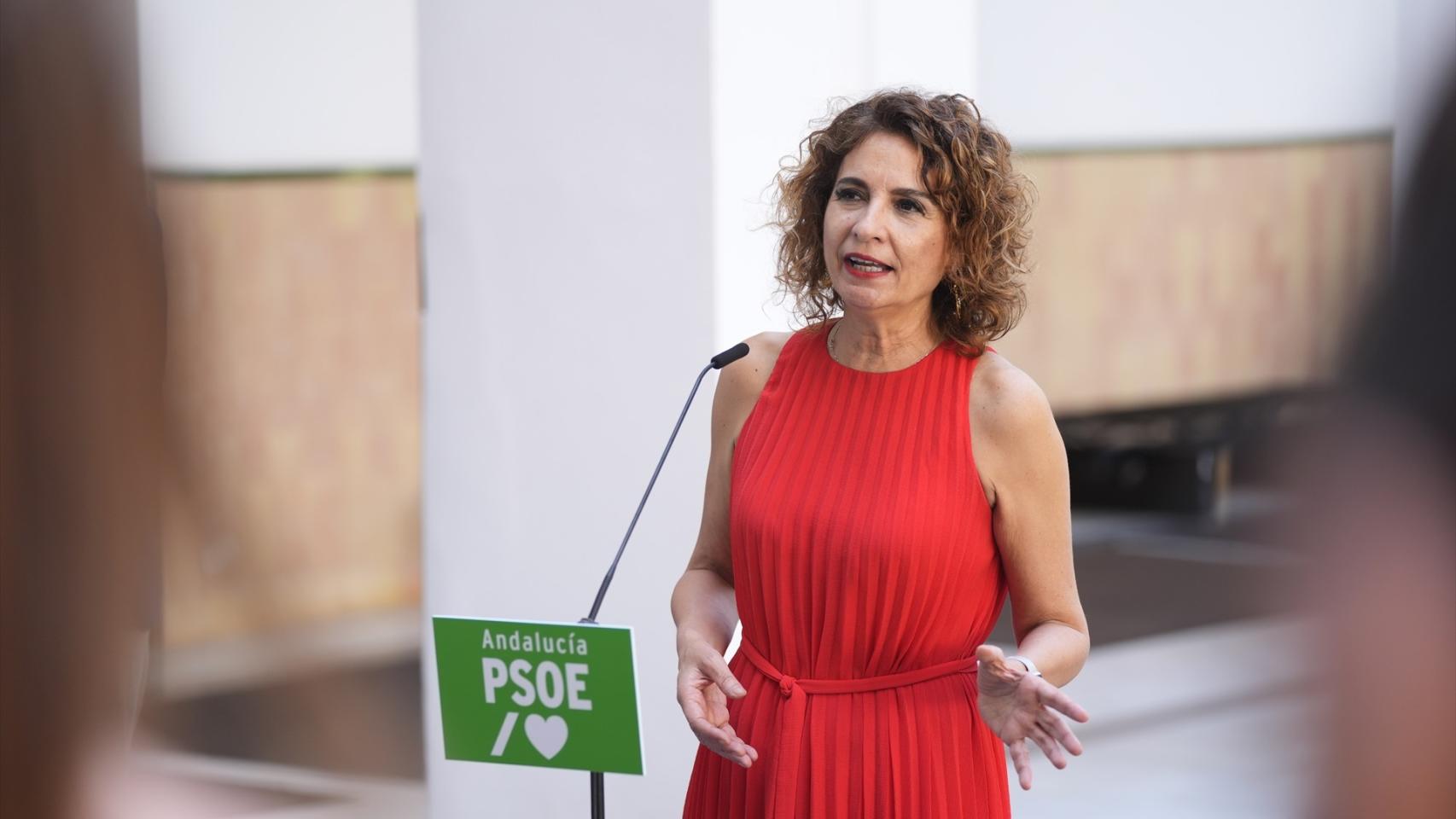 La secretaria general del PSOE andaluz, María Jesús Montero, en rueda de prensa en el Parlamento andaluz.