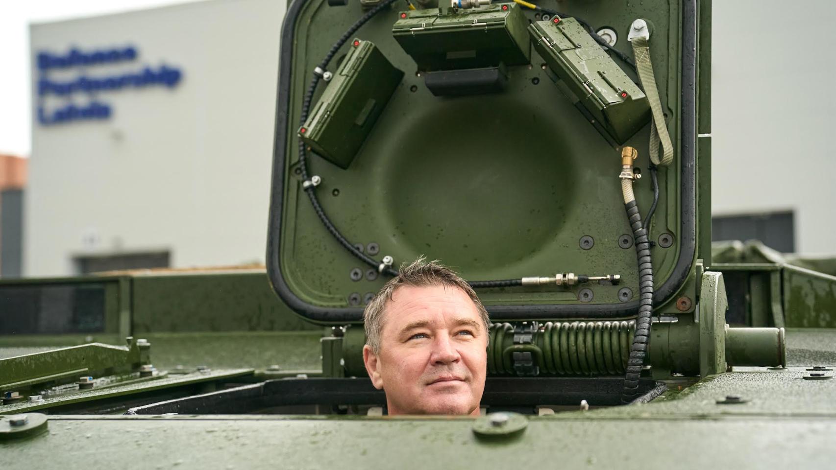 El ministro de Defensa letón, el coronel Raivis Melnis, conduciendo el Hunter.