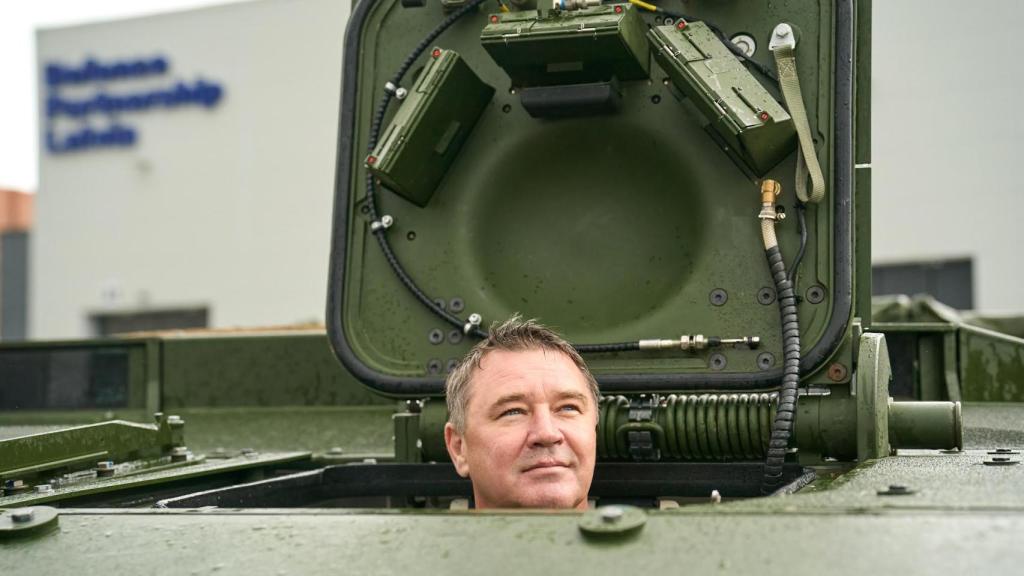 El ministro de Defensa letón, el coronel Raivis Melnis, conduciendo el Hunter.