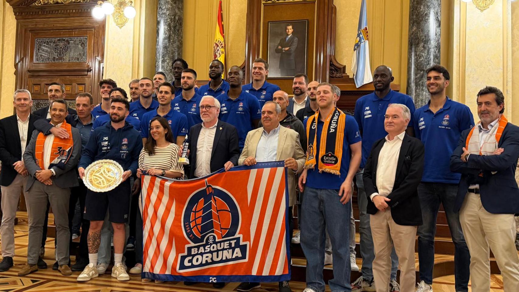 El Concello de A Coruña recibe a la plantilla del Básquet Coruña