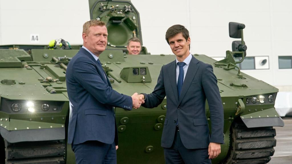 Ministro de defensa de Letonia, Raivis Melnis y Alejandro Page, director general de Santa Bárbara.