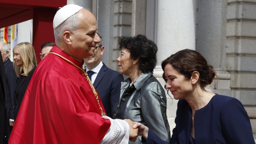 Isabel Díaz Ayuso, durante la ceremonia de bienvenida al Papa León XIV en el Palacio Real el pasado sábado.