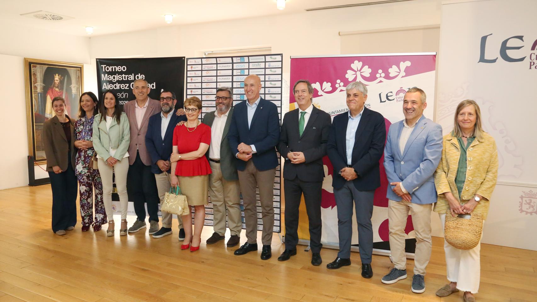 José Antonio Diez preside la presentación del Torneo Magistral Ciudad de León. 