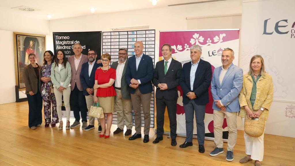 José Antonio Diez preside la presentación del Torneo Magistral Ciudad de León. 