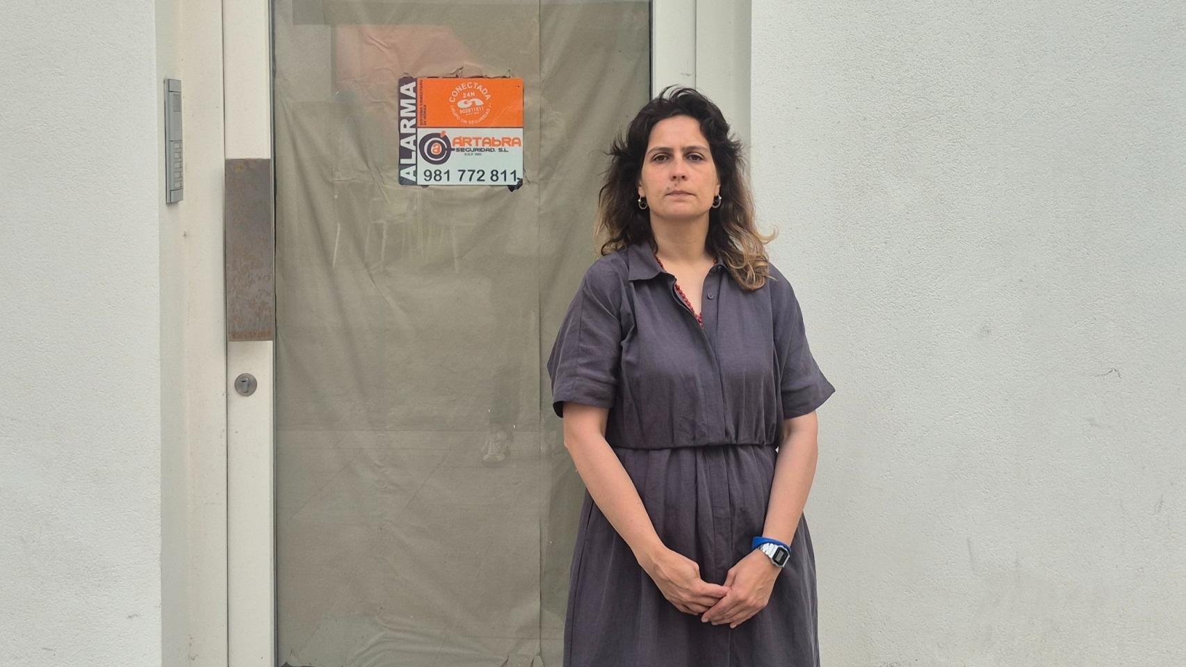 La portavoz del BNG en A Coruña, Avia Veira, frente a la vivienda municipal de la calle Pontejos.