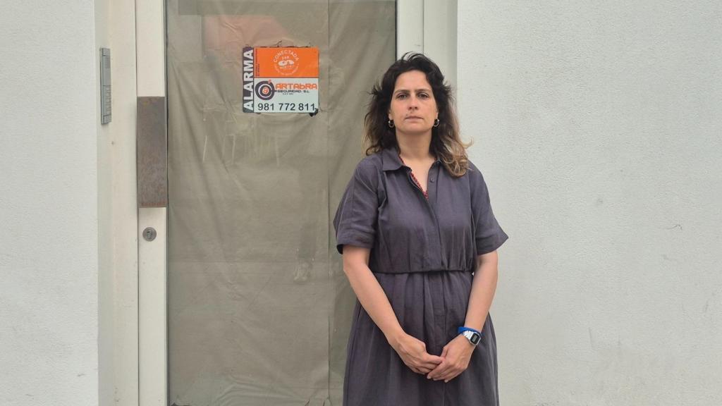La portavoz del BNG en A Coruña, Avia Veira, frente a la vivienda municipal de la calle Pontejos.