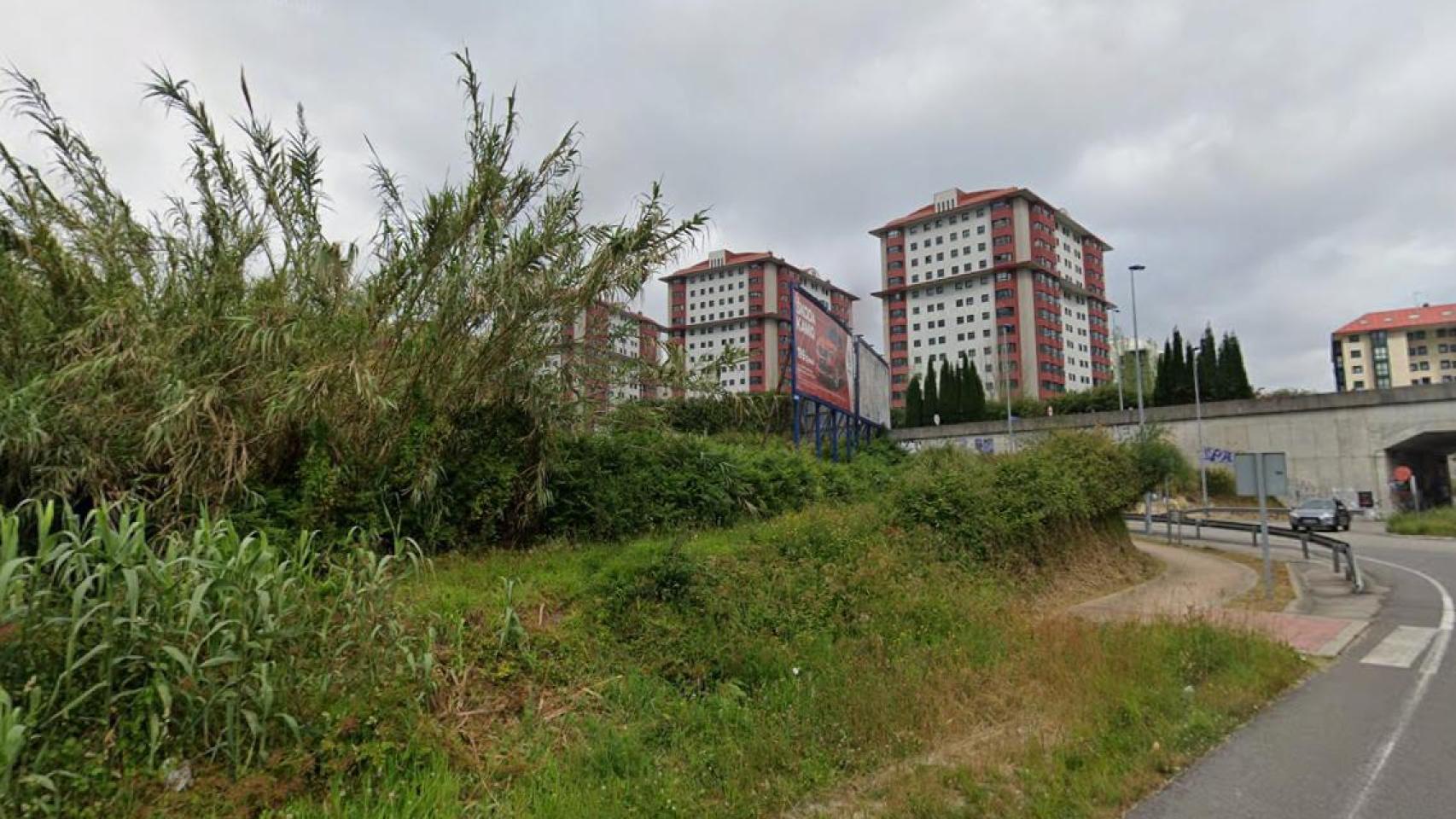 Parcela donde se construirá la nueva área comercial de Navia