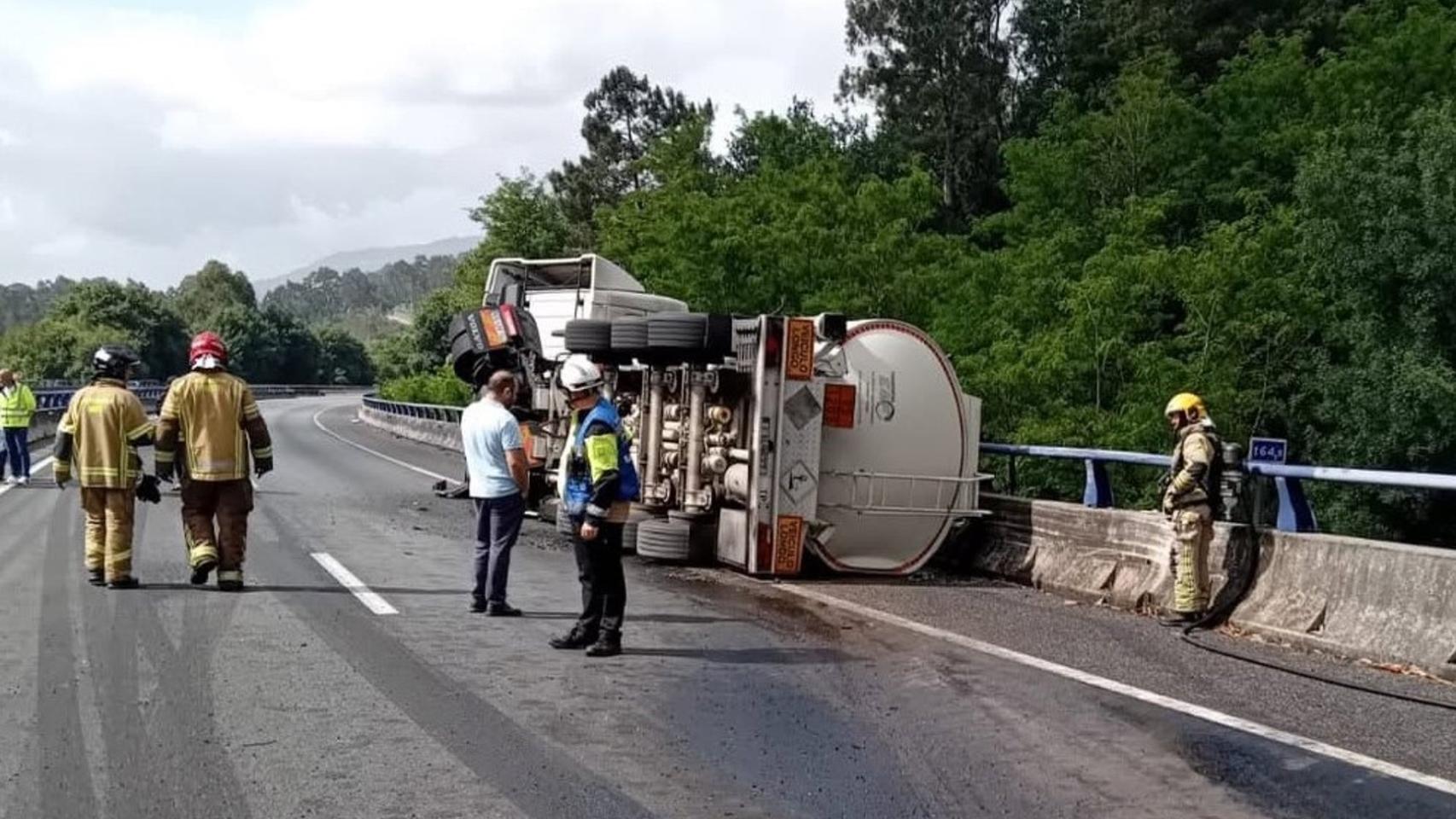 Camión cisterna volcado en la AP-9, en Mos (Pontevedra). El vehículo perdió unos 7.000 litros del gasóleo que transportaba
