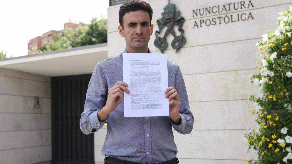 El activista contra los abusos en la Iglesia, Miguel Hurtado, ofrece declaraciones a la prensa durante un acto de denuncia organizado por Reparación Integral YA, frente a la Nunciatura Apostólica, este lunes.
