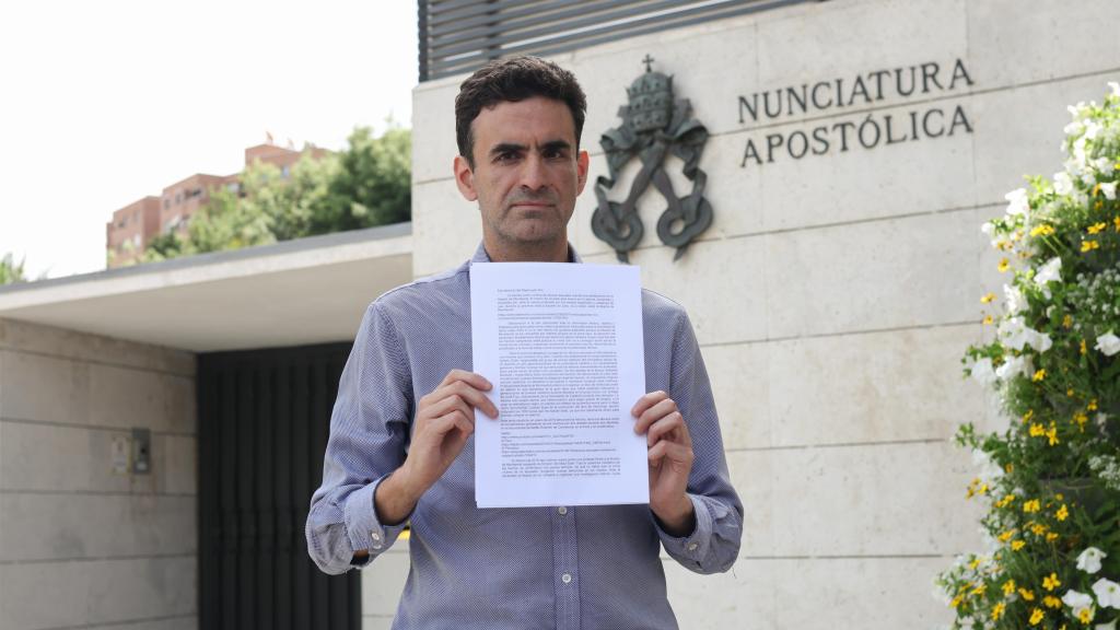 El activista contra los abusos en la Iglesia, Miguel Hurtado, ofrece declaraciones a la prensa durante un acto de denuncia organizado por Reparación Integral YA, frente a la Nunciatura Apostólica, este lunes.