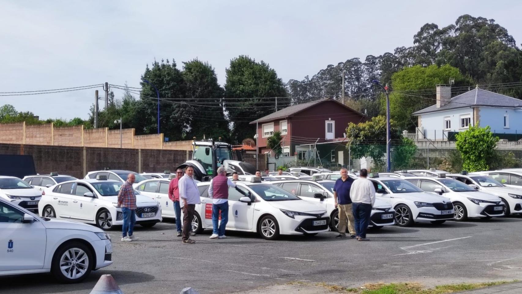 Taxistas de A Coruña en la zona de bolsa de taxis del aeropuerto de Alvedro.