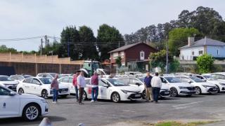 Taxistas de A Coruña en la zona de bolsa de taxis del aeropuerto de Alvedro.