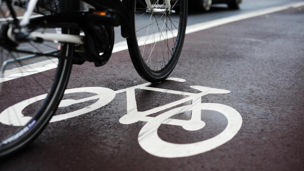 Bicicleta circulando por un carril bici.