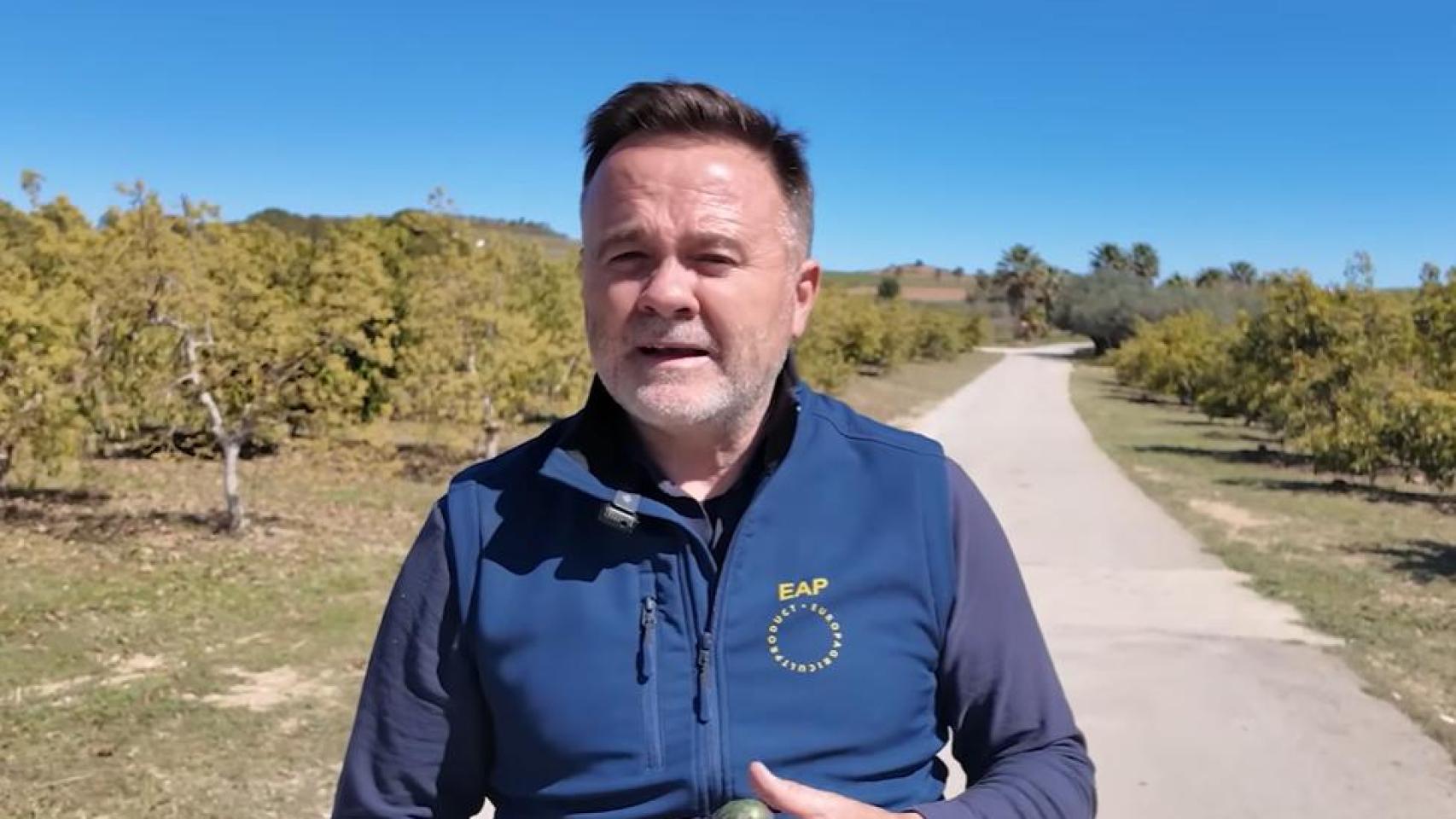 El agricultor Pascual Cabedo en su canal de YouTube.