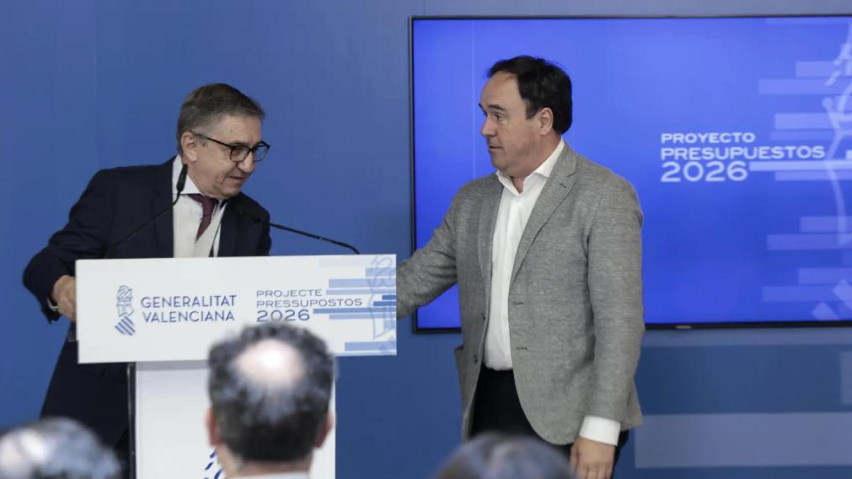 El president de la Generalitat, Juanfran Pérez Llorca, junto a Rovira, conseller de Educación durante la consulta. Biel Aliño / EFE 