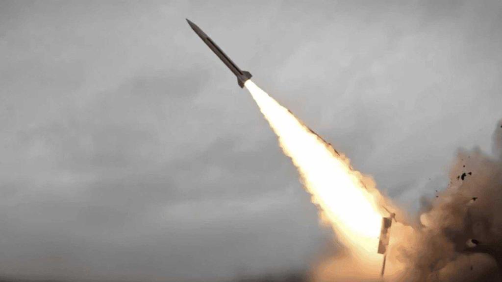 Lanzamiento de misil FP-7, similar al FP-9