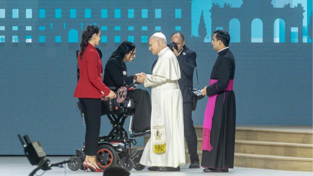 La badmintonista Carolina Marín y la nadadora Teresa Perales, sobre el escenario junto a León XIV.