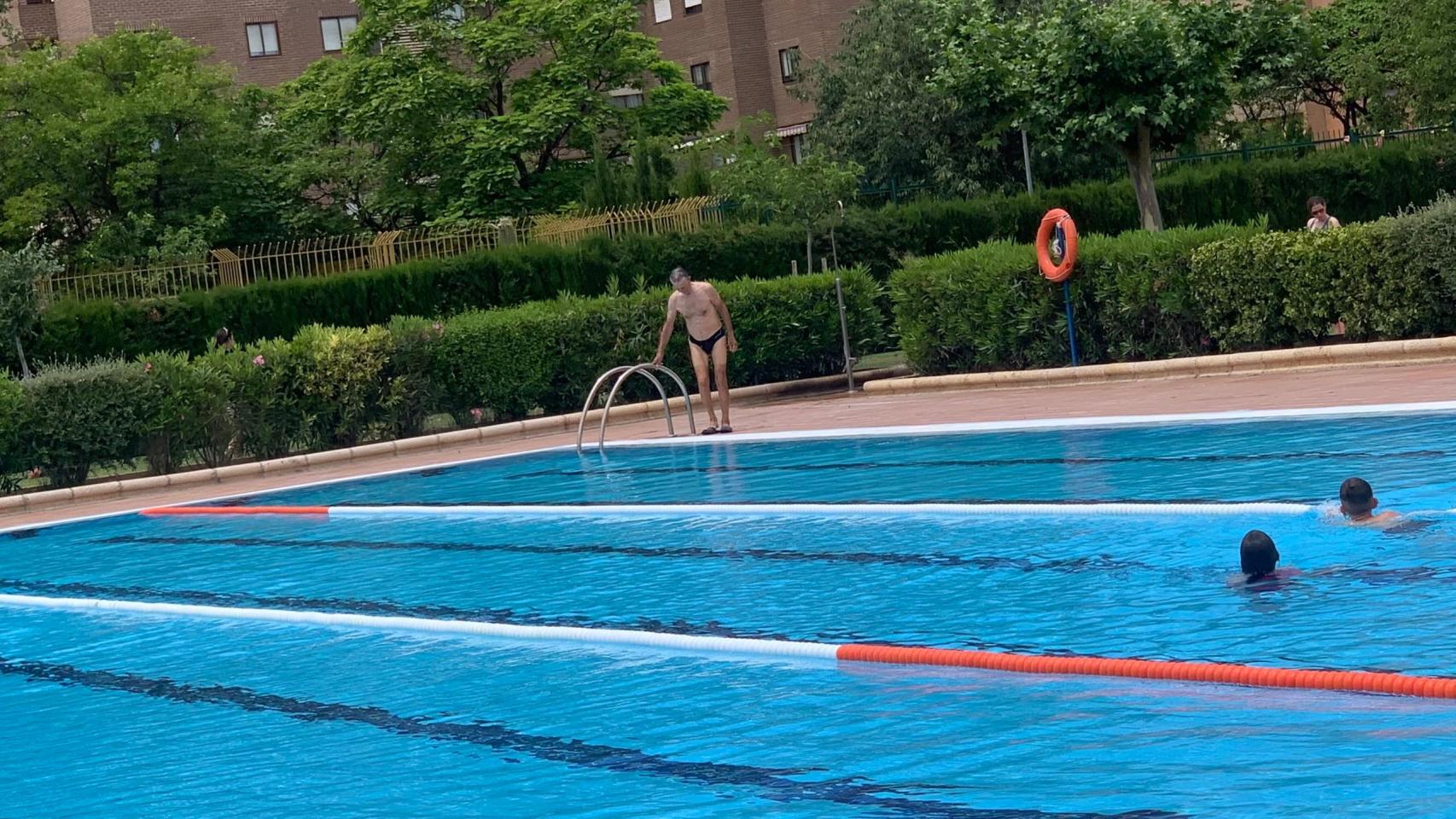Algunos bañistas atrevidos, este sábado, en la piscina del Actur. 