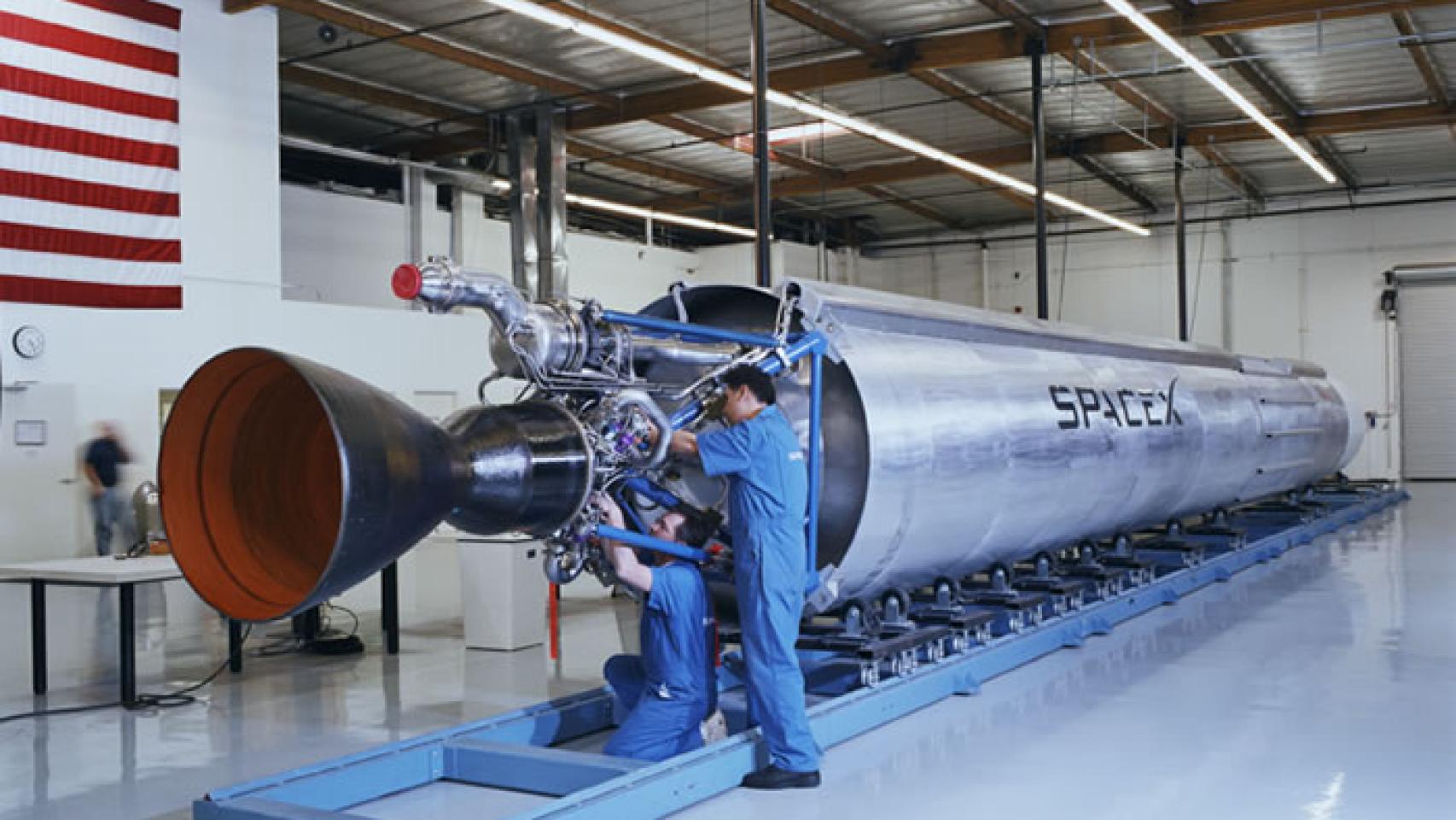 Varios técnicos trabajan en un cohete de SpaceX.