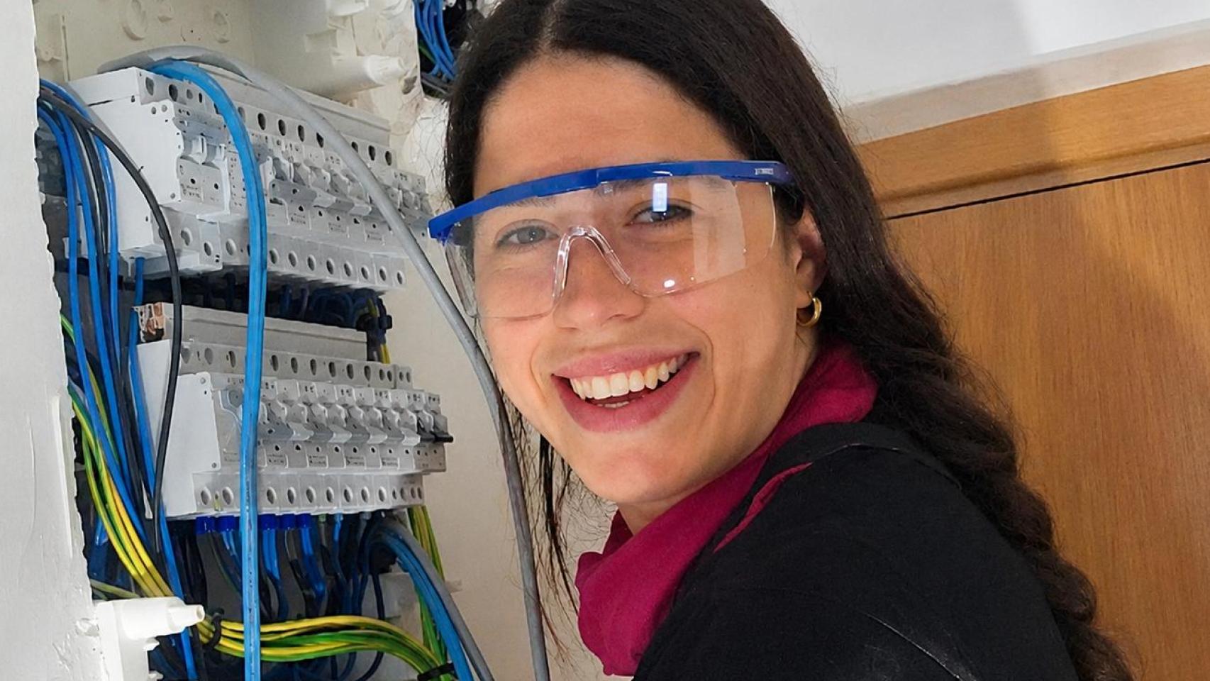 Carolina, electricista en España.