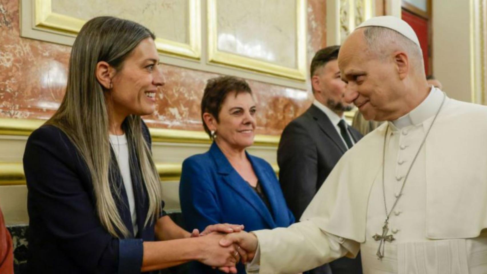 Miriam Nogueras, junto a Mertxe Aizpurua y Gabriel Rufián, saludando al Papa instantes antes de hablarle en inglés. 