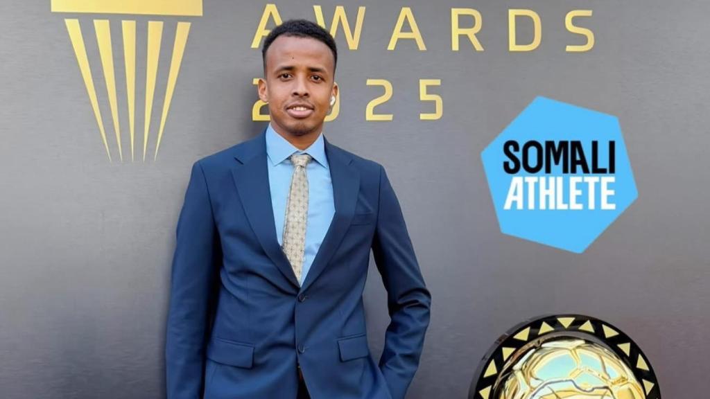 Omar Abdulkadir recibe el premio a mejor árbitro de África.
