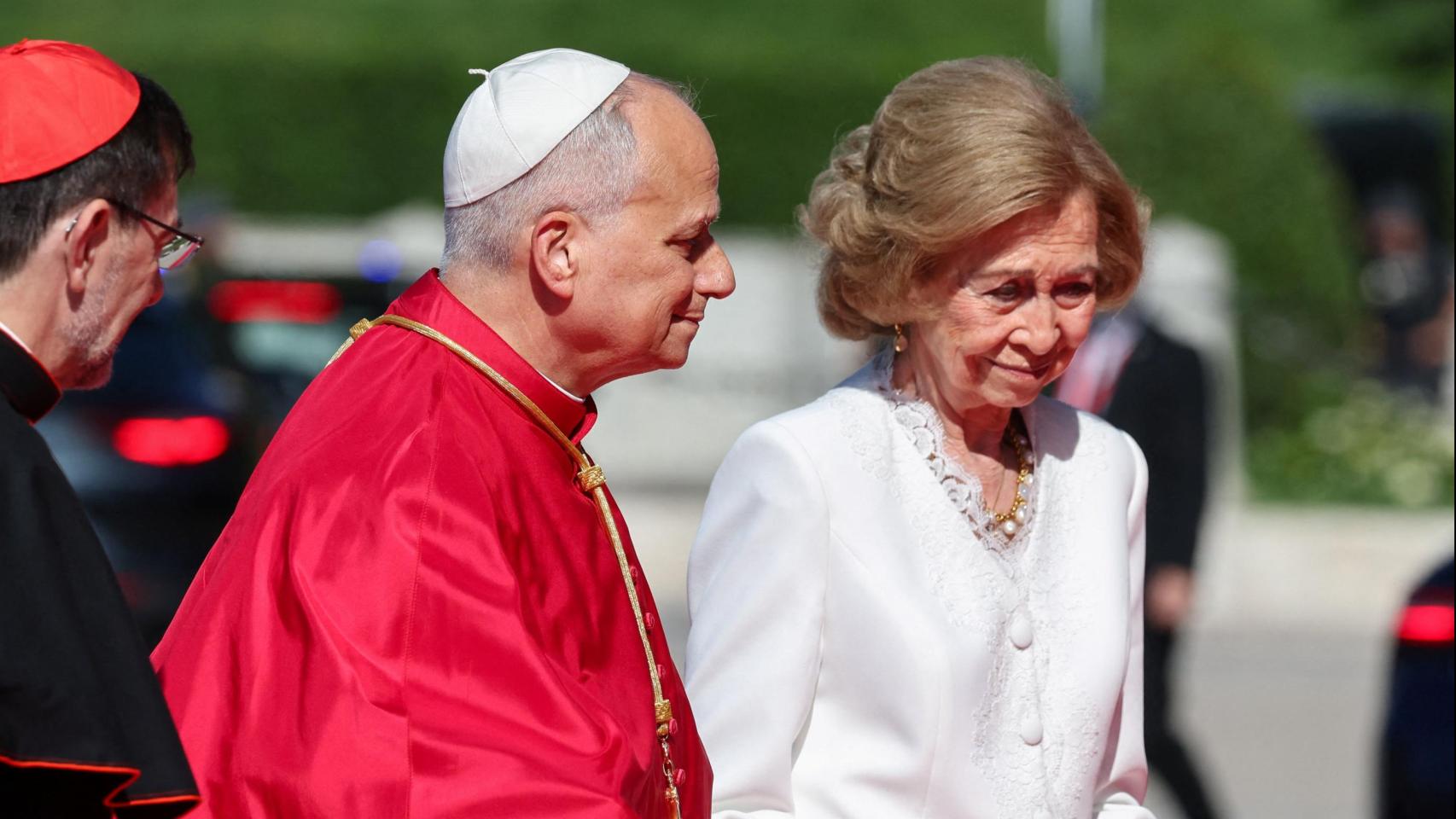 León XIV camina con la reina Sofía hacia la Catedral de Santa María de la Almudena para participar en la oración y homenaje.