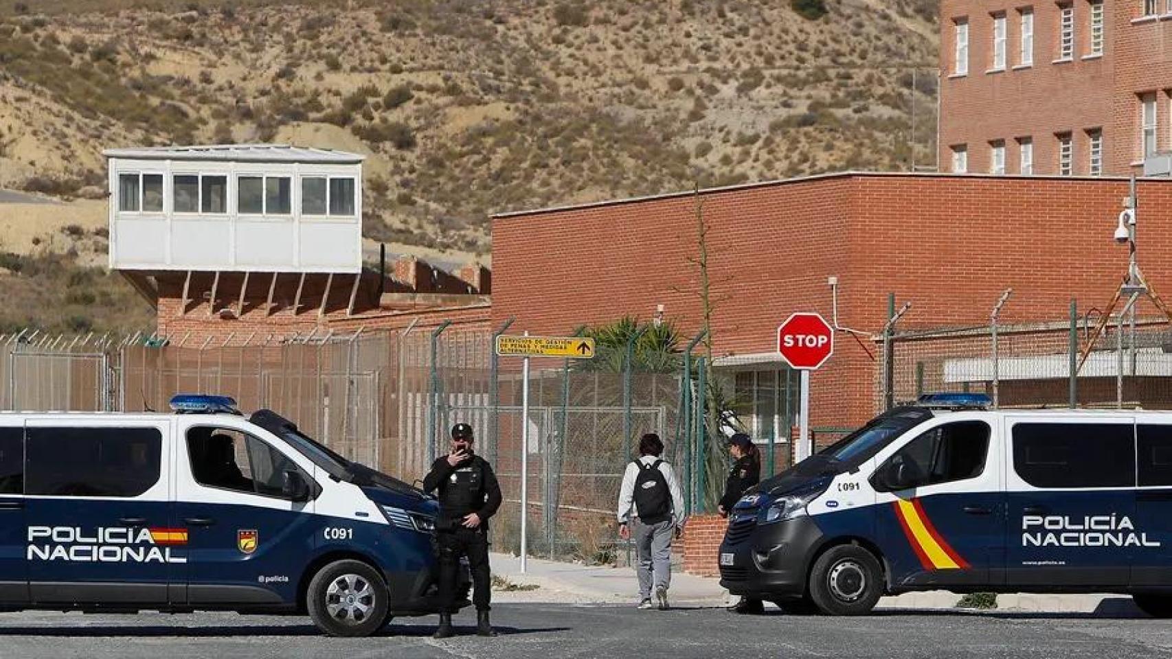 Agentes de la Policía Nacional controlan el acceso del centro penitenciario de Fontcalent, en una foto de archivo.
