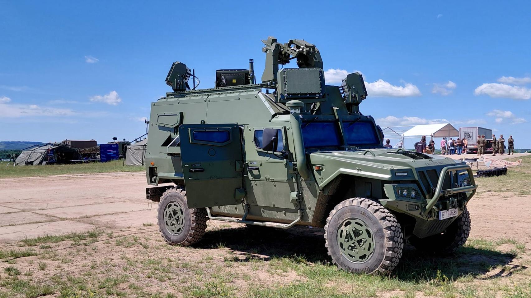 Vehículo Vamtac equipado con una torre de 30 mm de EM&M y el radar Nemus de Indra