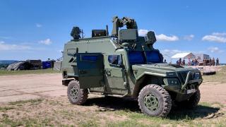 Vehículo Vamtac equipado con una torre de 30 mm de EM&M y el radar Nemus de Indra