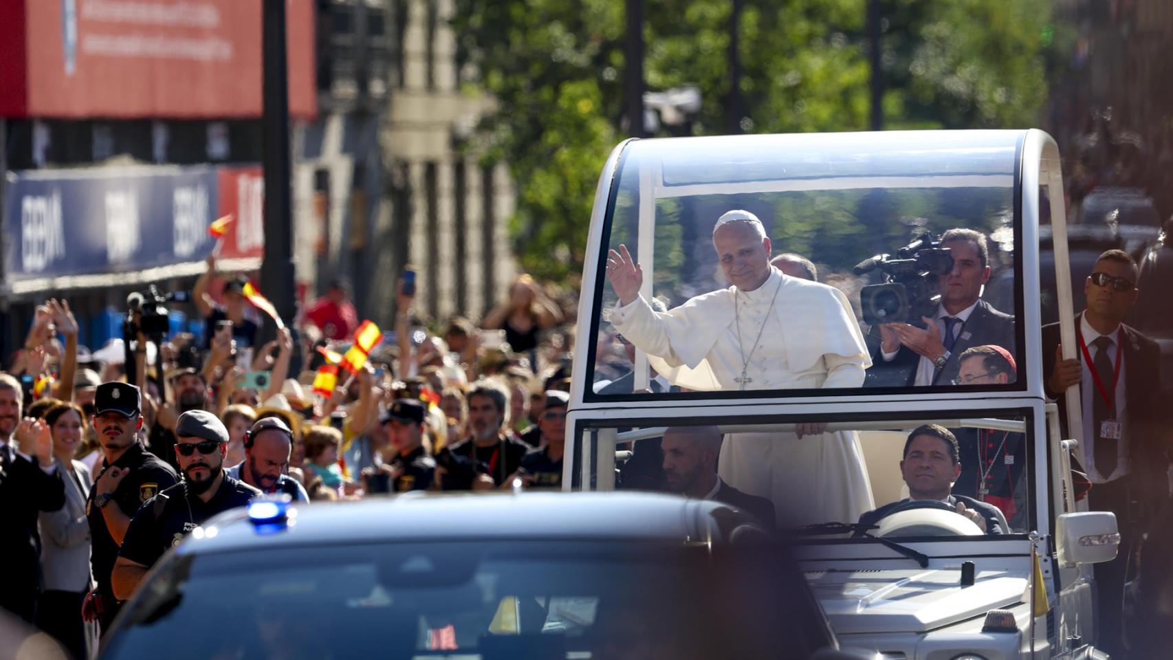 El Papa León XIV saluda a los fieles desde el papamóvil durante su último recorrido por las calles de Madrid este lunes. 