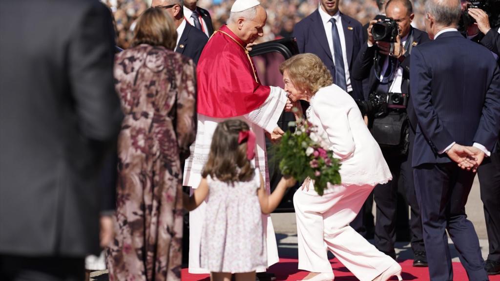 La Reina Sofía saluda al papa León XIV a su llegada a la oración.