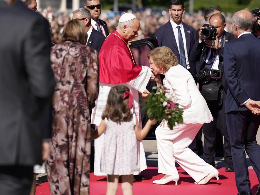 La Reina Sofía saluda al papa León XIV a su llegada a la oración.