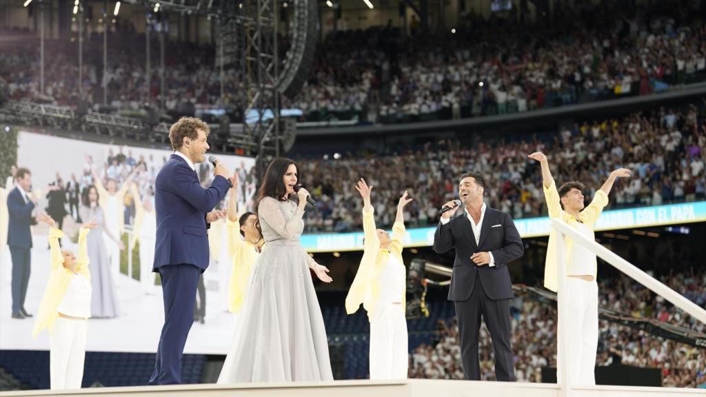 Los cantantes Daniel Diges; Diana Navarro y David Bustamante durante el encuentro del Papa León XIV con la comunidad diocesana, en el Estadio Bernabéu.