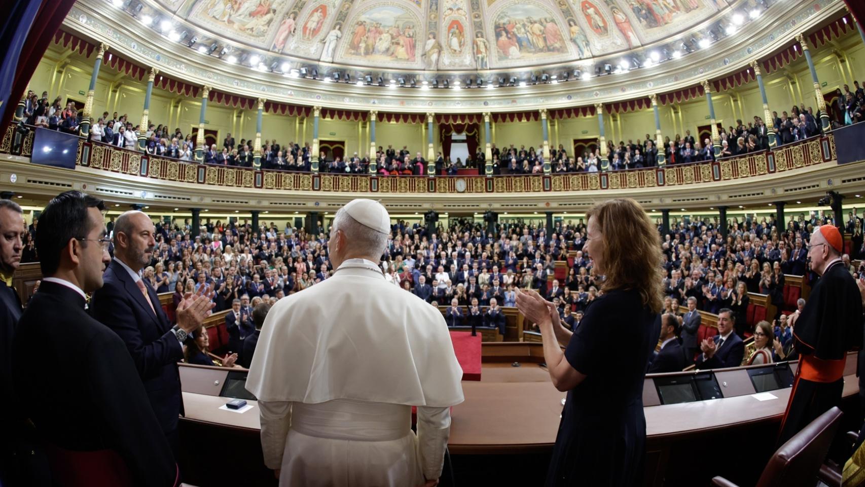 El Papa, entre la presidenta del Congreso y el presidente del Senado, ovacionado durante la sesión solemne de este lunes.