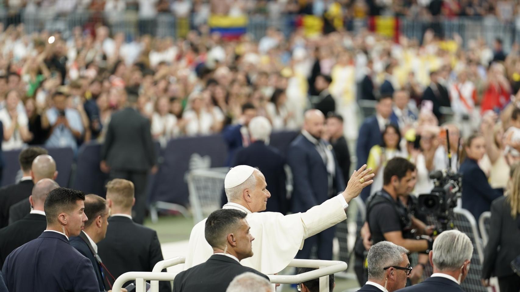 El Papa León XIV a su llegada al encuentro con la comunidad diocesana, en el Estadio Bernabéu.