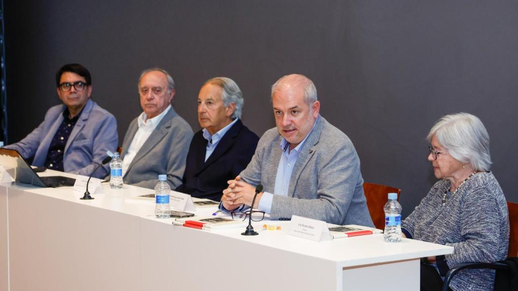 Presentación de 'Viaxeiros ao tren. 150 aniversario do ferrocarril na Coruña'