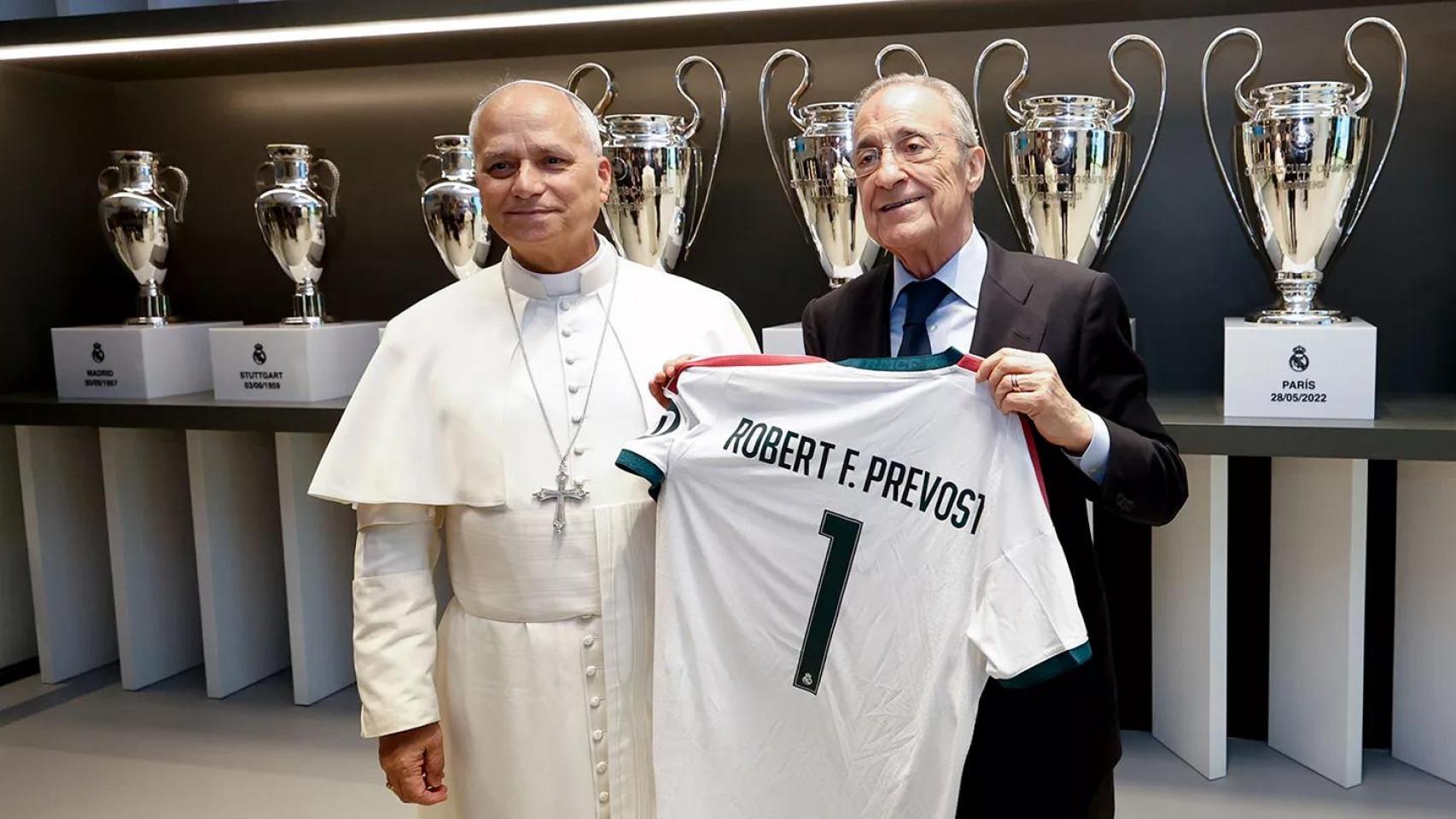 El Papa León XIV posa con una camiseta del Real Madrid junto a Florentino Pérez.