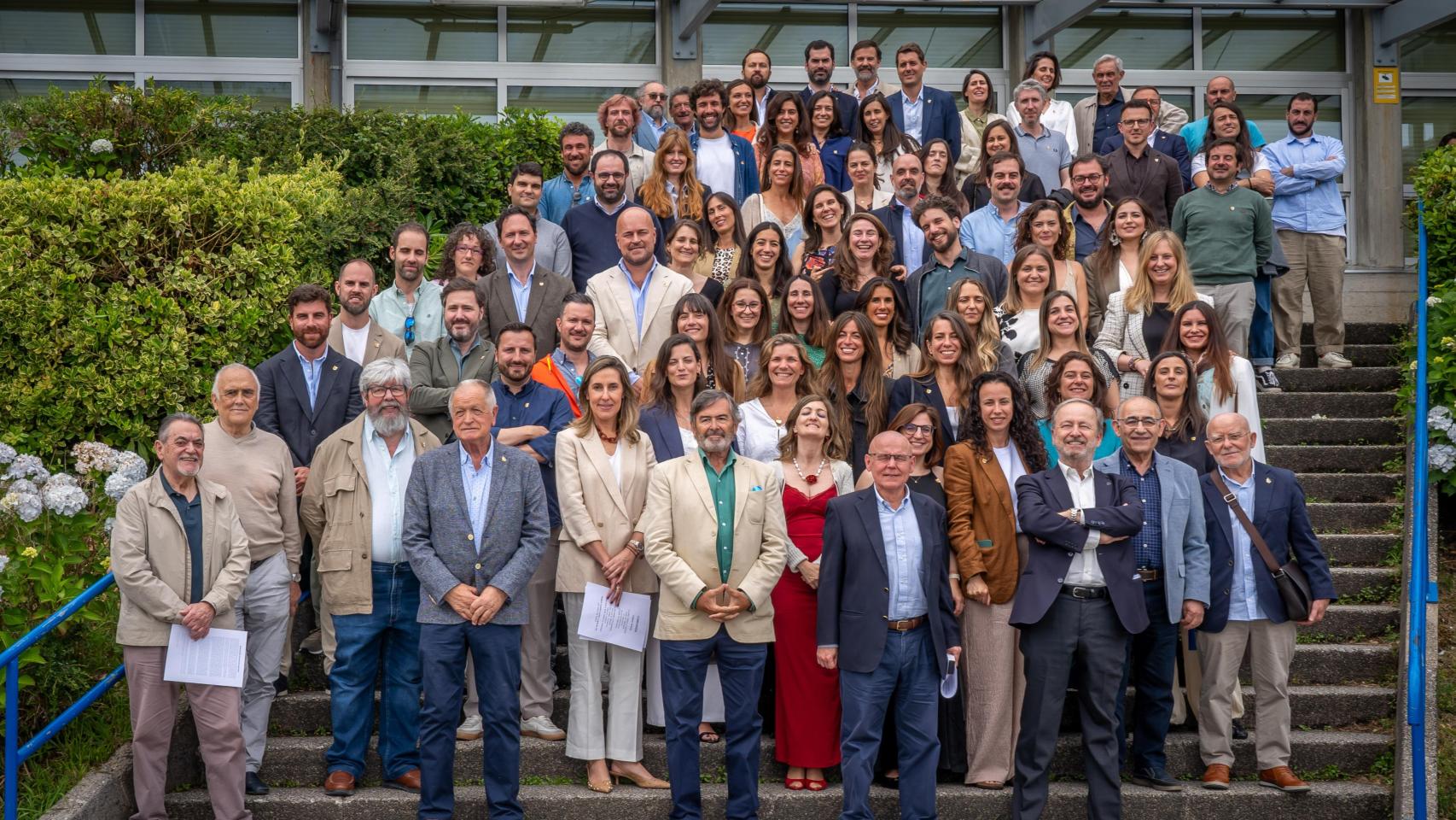 La promoción de 2021, compuesta en su mayoría por nacidos en 1983, posa con sus antiguos profesores