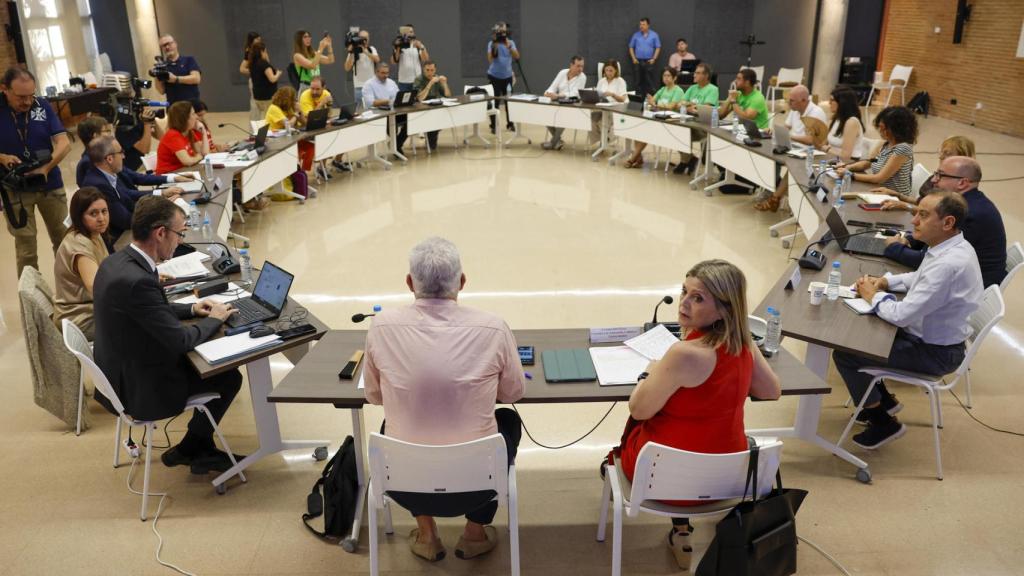 Mesa de negociación este lunes. Ana Escobar / EFE