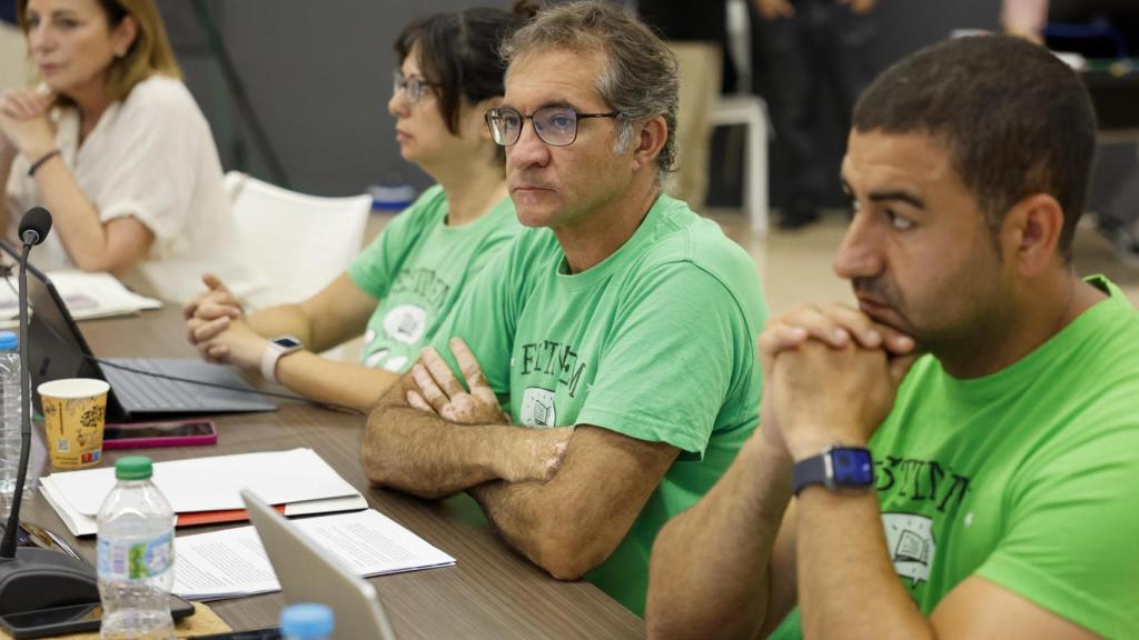 El portavoz de STEPV, Marc Candela, junto a otros representantes del sindicato. Ana Escobar / EFE