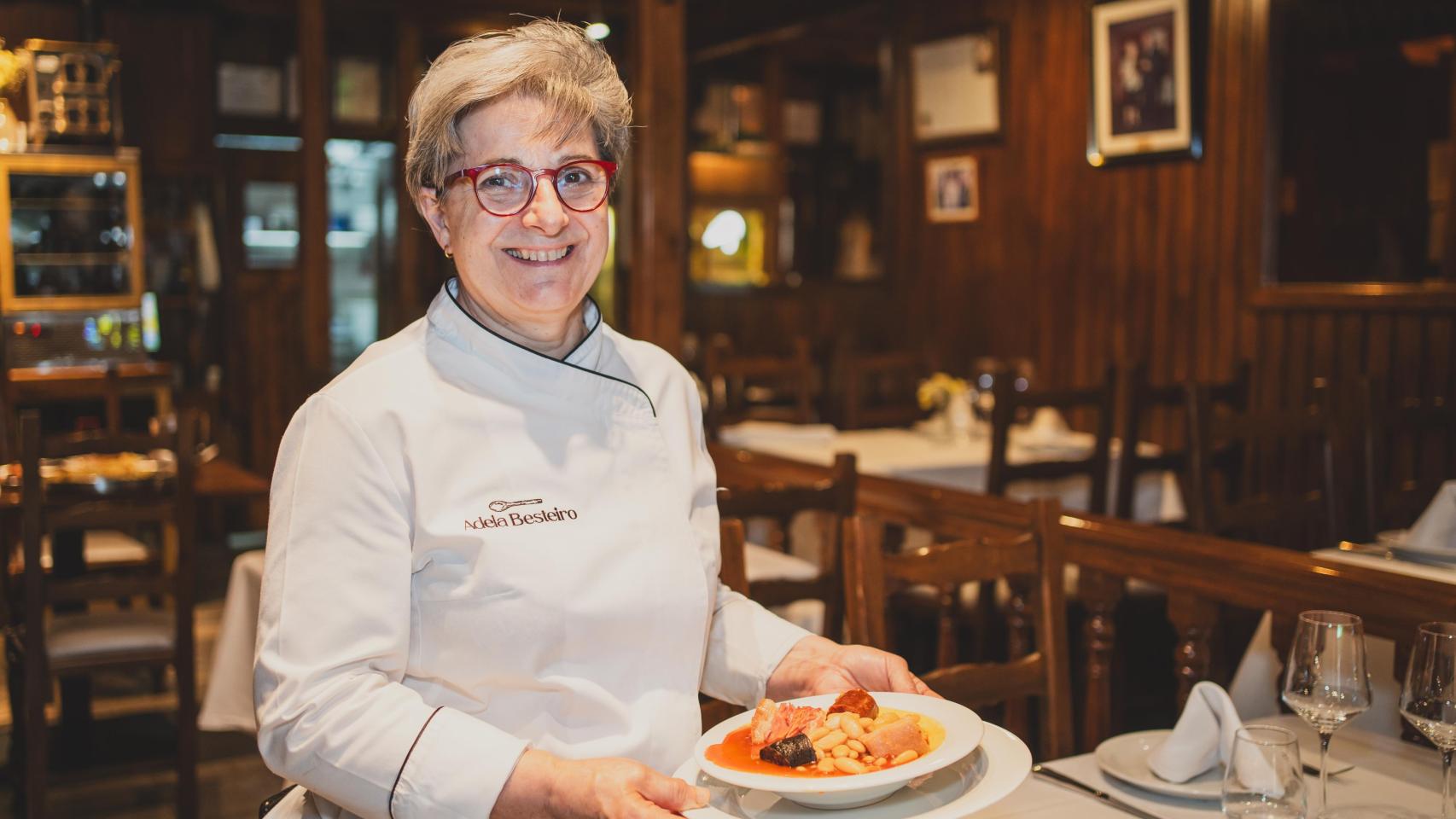 Adela Besteiro, con su famosa fabada en mano.